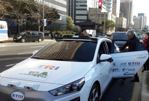 임대식 과학기술혁신본부장이 자율주행전기차에 탑승하고 있다. [연합뉴스 자료 사진]